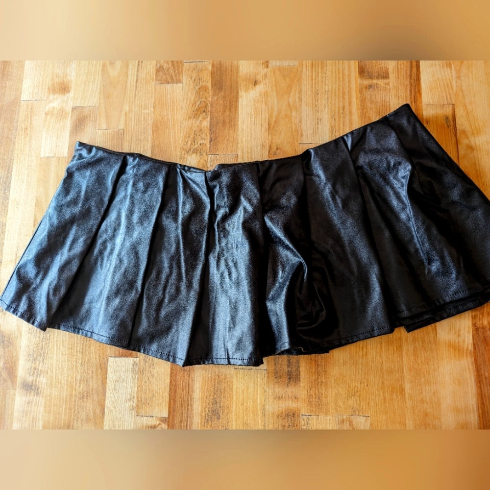 Short Sexy Leather looking skirt size 5x (fits 2x)